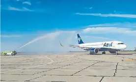  ??  ?? Bautismo. Uno de los aviones de la aerolínea Azul, en la inauguraci­ón.