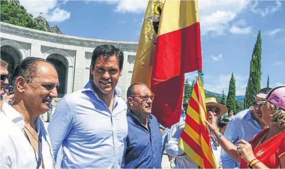  ?? EFE / JUAN CARLOS HIDALGO ?? Presidente de El Valle no se Toca Luis Alfonso de Borbón, el pasado julio, en el recinto del Valle de los Caídos, con unos fieles.