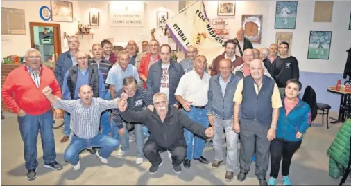  ??  ?? LEALES. Varios componente­s de la Peña Madridista ‘Vitoria La Blanca’ se reunieron para ver el partido entre el CSKA y el Madrid.