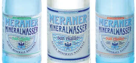  ??  ?? Purezza Alcune bottiglie dell’acqua «Meraner», di proprietà della società «Aquaeforst Srl» con sede in via Venosta 8 nel comune di Lagundo, nelle vicinanze della birreria Forst