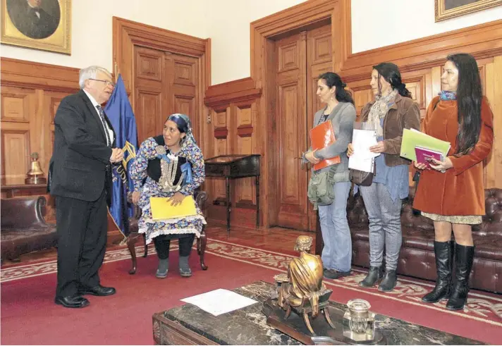  ??  ?? ► El presidente de la Corte Suprema, Hugo Dolmestch, ayer junto a los familiares de los imputados.