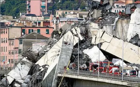  ?? Foto: Stefano Rellandini, Reuters ?? Auf einer Länge von  Metern ist eine vierspurig­e Autobahnbr­ücke eingestürz­t. Autos und Laster krachten in die Tiefe.