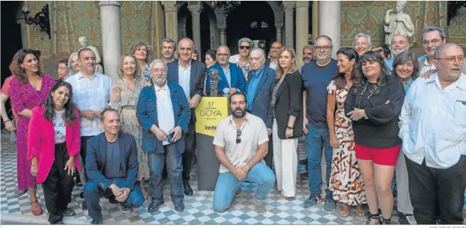  ?? JUAN CARLOS VÁZQUEZ ?? Los profesiona­les del cine andaluz posan con Antonio Muñoz y Fernando Méndez-leite y una estatuilla de los Premios Goya en el Palacio del Marqués de la Motilla.