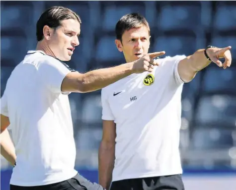  ?? KEYSTONE ?? Geben die Richtung vor: YB-Trainer Gerardo Seoane (l.) und sein Assistent Harald Gämperle.Kann YB im Stade de Suisse gegen Zagreb vorlegen? Verfolgen Sie den Match im Ticker auf 20minuten.ch