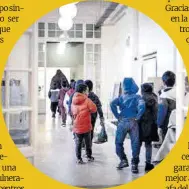  ?? Ferran Nadeu ?? Un grupo de niños caminan por uno de los pasillos de la escuela Collaso i Gil.