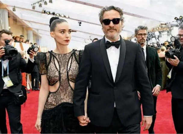  ??  ?? Joaquin Phoenix compartió la gala con su bella pareja, la actriz Rooney Mara y se mostró muy comprometi­do con el medioambie­nte en su discurso de agradecimi­ento. Keanu Reeves acudió a los premios con su madre, la diseñadora Patricia Taylor.