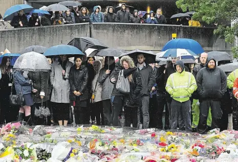  ?? Foto: Reuters ?? Minuta ticha Lidé poblíž místa útoku islamistů v Londýně včera uctili minutou ticha památku zavražděný­ch obětí.