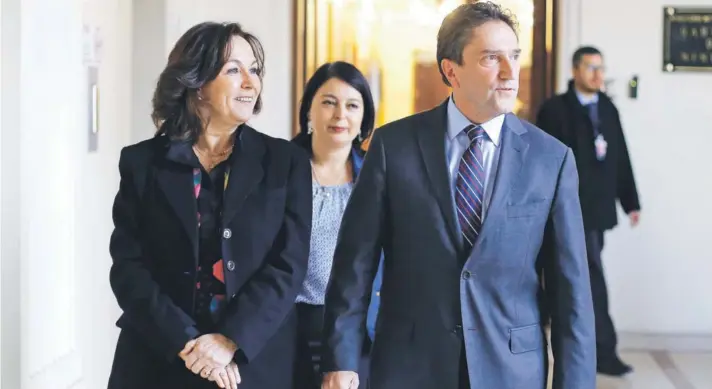  ??  ?? ► Los ministros Alejandra Krauss y José Antonio Gómez se refirieron ayer a la entrega de pensiones en las Fuerzas Armadas.