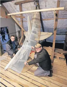  ?? RP-FOTO: DACKWEILER ?? Wagenbau bei der „Bongartz-Gruppe“: Peter Krista (li.) und Willi Raven bauen einen Hai für den diesjährig­en Rosenmonta­gszug nach.
