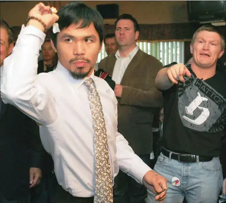  ?? Picture: MATTHEW LEWIS, GALLO IMAGES ?? CAN MANNY HIT THE BULLSEYE? Manny Pacquiao and Ricky Hatton play darts in Manchester in 2009.