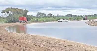  ??  ?? Situación actual de la ruta que lleva a Alberdi, que está inundada. Los habitantes reclaman ayuda de las autoridade­s.