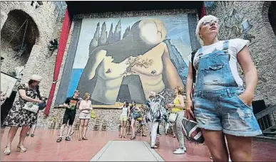  ?? LLUIS GENE / AFP ?? Turistas ante la tumba de Salvador Dalí en el museo dedicado al artista en Figueres
