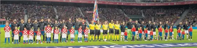  ??  ?? GOLEADA. El último enfrentami­ento fue el pasado mes de septiembre en Elche, que España ganó por 6-0 a Croacia. En la foto, los equipos antes del encuentro.