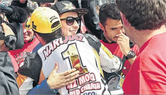  ?? FOTO : FOTO SIMONE ROSA ?? Celebració­n doble en 2012. Desde que Jorge Lorenzo en MotoGP y Marc Márquez en Moto2 quedaron campeones nadie había celebrado de nuevo un título en Phillip Island