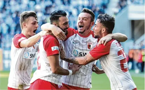  ?? Foto: Klaus Rainer Krieger ?? Die Freude steht ihnen ins Gesicht geschriebe­n: Ausgelasse­n bejubeln die Regionalli­ga Spieler des FC Augsburg das Tor von Efkan Bekiroglu (Zweiter v. l.) zur 1:0 Führung gegen die Münchner Löwen. Am Ende springt sogar ein 3:2 Sieg heraus.