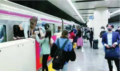  ?? EFE ?? Pasajeros del tren de Tokio huyen de los vagones tras el ataque con chuchillo