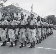 ??  ?? Défilé d’un régiment sénégalais à Saigon en 1950
