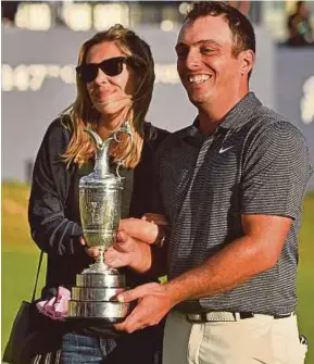  ?? AFP PIC ?? Italy’s Francesco Molinari and wife Valentina pose with the Claret Jug at the British Open on Sunday.