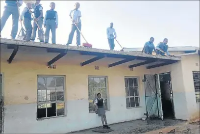  ?? PHOTO: SUPPLIED ?? ACTION: After numerous pleas to get the authoritie­s to fix their school fell on deaf ears, pupils at Letsiri Primary School in Limpopo decided to fix their school's leaking roof