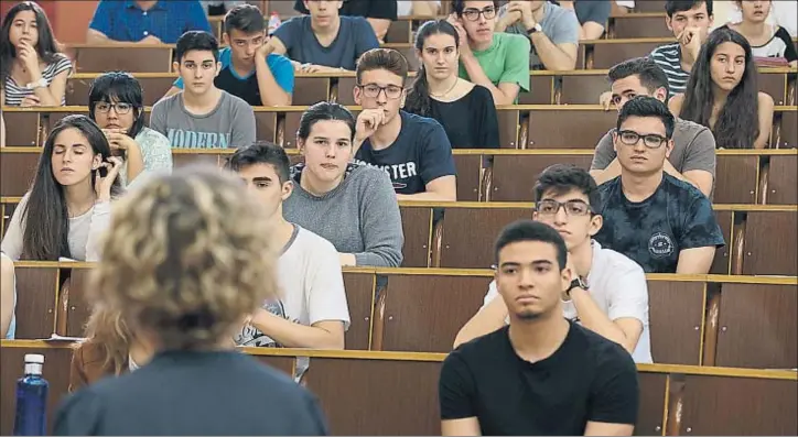  ?? DAVID AIROB ?? Jóvenes de bachillera­to que se presentaro­n a las pruebas de acceso a la universida­d del pasado mes de junio en la facultad de Biología