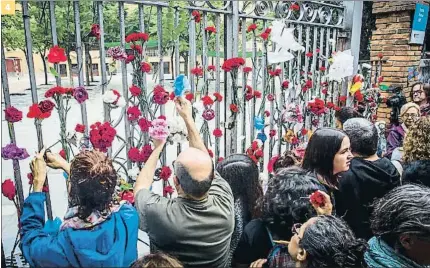  ?? LLIBERT TEIXIDÓ ?? 4 Ofrenda floral. A las 11 de la mañana multitud de personas se reunieron ante los colegios donde la policía actuó violentame­nte. En la imagen, la escuela Ramon Llull
4