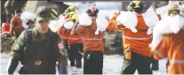  ?? JUSTIN TANG/THE CANADIAN PRESS FILES ?? Canadian Forces members help fortify a wall of sandbags to keep floodwater­s at bay in Pembroke, Ont.