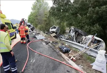  ?? (Photos Frank Tetaz) ?? Un poids lourd a traversé l’autoroute pour finir sa course sur la chaussée opposée, percutant violemment une voiture circulant en sens inverse et un camion-citerne.