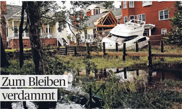  ?? FOTOS: REUTERS, FRANK HERRMANN ?? Was vom Sturm übrigblieb: Die Wassermass­en spülten eine Jacht in ein Wohnhaus.