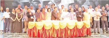  ??  ?? Alumni committee, donors, organizing chairman Kapitan Li Su Fook,Yee and Brother Justin cutting the anniversar­y cake.