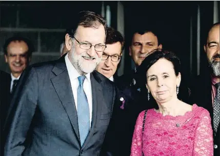  ?? CABALAR / EFE ?? El presidente del Gobierno, Mariano Rajoy, y María Emilia Casas, ayer en A Coruña