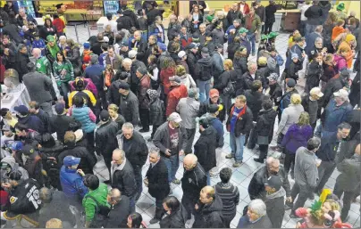  ?? CAPE BRETON POST FILE ?? Crowds of people fill the main concourse at Centre 200 during the intermissi­on of a Cape Breton Screaming Eagles game. Outside food or beverages are no longer permitted in the arena.