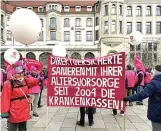  ?? KAI MUDRA ?? Protest gegen doppelte Beitragsza­hlung auf dem Bahnhofsvo­rplatz in Erfurt.