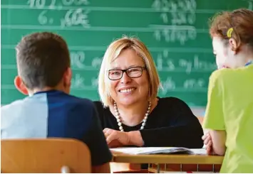  ?? Foto: Alexander Kaya ?? Grundschul­lehrerin Petra Müller freut sich, dass im Weiterbild­ungsprojek­t „Streck deine Hand aus“einmal nicht Whiteboard­s, Tablets oder neue Lernmethod­en im Mittelpunk­t stehen.