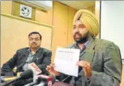  ?? SONU MEHTA/HT PHOTO ?? Shurbir Singh, CEO DUSIB, addresses a press conference on the issue of 44 deaths due to cold weather.