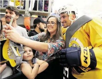  ?? AP ?? Roman Josi ist bei den Fans der Nashville Predators ein begehrtes Selfie-Sujet.