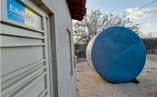  ?? Flávio Ferreira/folhapress ?? Cisternas são instaladas em casas com adesivos do deputado federal Elmar Nascimento (União Brasil) em Juazeiro (BA)