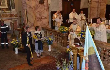  ?? (Photos MEC) ?? A l’heure de l’offerte traditionn­elle, après que Florian Plebani, vice-président du Comité des Fêtes, a terrassé le dragon avec sa lance.