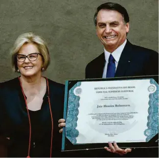  ?? Walterson Rosa/folhapress ?? O presidente eleito, Jair Bolsonaro, ao lado da presidente do Tribunal Superior Eleitoral, ministra Rosa Weber, exibe diploma recebido ontem; apto para posse