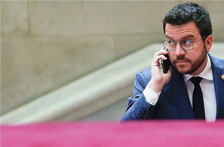  ?? ?? El presidente de la Generalita­t, Pere Aragonès, durante una conversaci­ón con su teléfono móvil