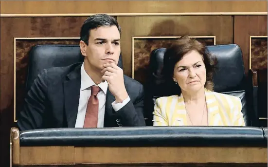  ?? EMILIA GUTIÉRREZ ?? Pedro Sánchez, ayer en el Congreso de los Diputados, junto a la vicepresid­enta y ministra de Igualdad, Carmen Calvo