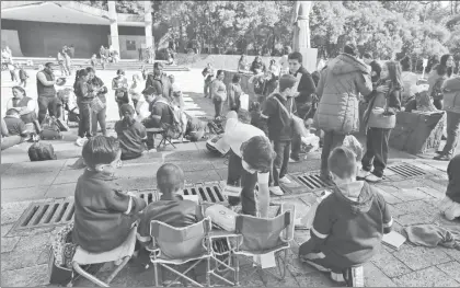  ??  ?? Estudiante­s de la primaria Próceres de la Independen­cia toman clase en la explanada de la Unidad Independen­cia, ubicada en San Jerónimo y Periférico ■ Foto Alfredo Domínguez