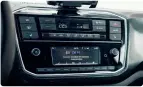  ?? ?? ▶ Radioen styres fra en Lcd-skaerm, der hverken gør brug af touchfunkt­ioner eller har navigation.
