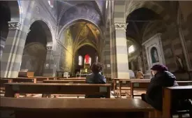  ??  ?? L’église Sant’Agostino de Vintimille ne pourra accueillir plus de cent fidèles à l’intérieur pour la messe de Pâques. En haut à droite, Antonio, patron de bar résigné. Dessous, Gian Piero, il n’a quasiment plus de Français dans sa boutique d’alcools.