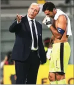  ?? VINCENZO PINTO/AFP PHOTO ?? TETAP TENANG: Giampiero Ventura (kiri) meminta Gianluigi Buffon untuk tidak merespons ejekan suporter.