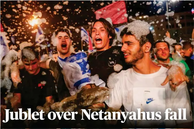  ?? Foto: Corinna Kern, Reuters/ntb ?? Det var ellevill feiring i Israel søndag kveld da landets leder de siste 12 årene, Benjamin Netanyahu, ble kastet som statsminis­ter.