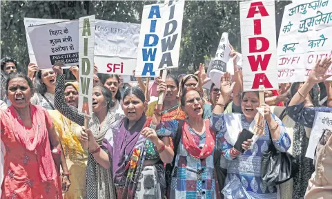  ?? REUTERS ?? Protesters shout slogans during a protest against the deaths of children from encephalit­is in the eastern Indian state of Bihar yesterday.