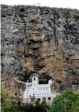  ??  ?? In Stein gemeißelt: das Kloster Ostrog.