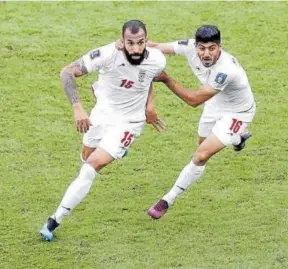  ?? Foto: Efe ?? Cheshmi (dorsal 15) y Torabi (16) celebran el primer gol de Irán.