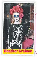  ??  ?? La guapa actriz asistió a la fiesta de su amiga, la modelo Heidi Klum y también sorprendió a los invitados con su disfraz inspirado en la figura mexicana de “La Catrina”. Heather Graham