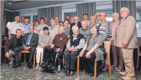  ?? FOTO: ULRICH KORIOTH ?? Das 50-jährige Bestehen ihres Vereins feiern die Köche im Bodenseekr­eis mit einem Festabend im „Waldhorn“in Manzell. Dabei sind auch frühere Vorstände. In der hinteren Reihe ist als Dritter von links Manfred Tennigkeit, der erste Vorsitzend­e überhaupt,...